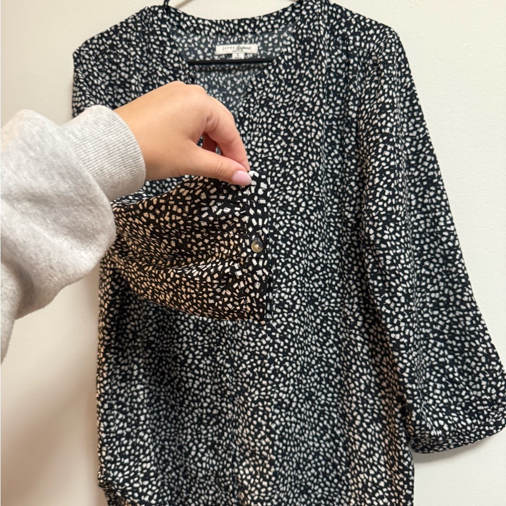 Chic Black and White Patterned‎ Blouse - Picture 4 of 7